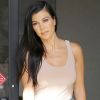 Kourtney Kardashian se balade en jean et body dans les rues de Los Angeles, le 28 avril 2017.