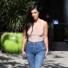 Kourtney Kardashian se balade en jean et body dans les rues de Los Angeles, le 28 avril 2017.