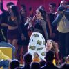 Noah Cyrus sur la scène des MTV Movie & TV Awards au Shrine Auditorium de Los Angeles, le 7 mai 2017