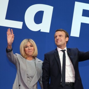 Emmanuel Macron, vainqueur du premier tour de l'élection présidentielle, salue ses militants avec sa femme Brigitte Macron (Trogneux) au parc des expositions porte de Versailles à Paris le 23 avril 2017. © Dominique Jacovides / Sébastien Valiela / Bestimage