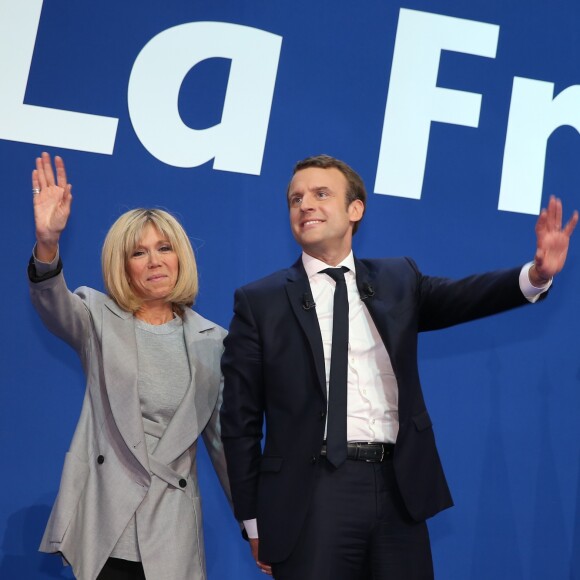 Emmanuel Macron, vainqueur du premier tour de l'élection présidentielle, salue ses militants avec sa femme Brigitte Macron (Trogneux) au parc des expositions porte de Versailles à Paris le 23 avril 2017. © Dominique Jacovides / Sébastien Valiela / Bestimage