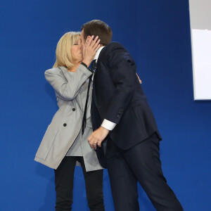 Emmanuel Macron, vainqueur du premier tour de l'élection présidentielle, salue ses militants avec sa femme Brigitte Macron (Trogneux) au parc des expositions porte de Versailles à Paris le 23 avril 2017. © Dominique Jacovides / Sébastien Valiela / Bestimage