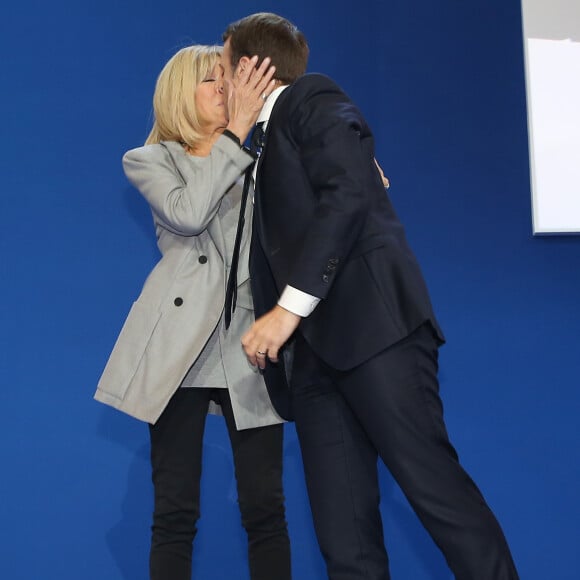 Emmanuel Macron, vainqueur du premier tour de l'élection présidentielle, salue ses militants avec sa femme Brigitte Macron (Trogneux) au parc des expositions porte de Versailles à Paris le 23 avril 2017. © Dominique Jacovides / Sébastien Valiela / Bestimage