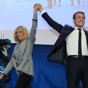 Emmanuel Macron, vainqueur du premier tour de l'élection présidentielle, salue ses militants avec sa femme Brigitte Macron (Trogneux) au parc des expositions porte de Versailles à Paris le 23 avril 2017. © Dominique Jacovides / Sébastien Valiela / Bestimage