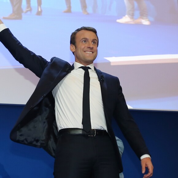 Emmanuel Macron, vainqueur du premier tour de l'élection présidentielle, salue ses militants avec sa femme Brigitte Macron (Trogneux) au parc des expositions porte de Versailles à Paris le 23 avril 2017. © Dominique Jacovides / Sébastien Valiela / Bestimage