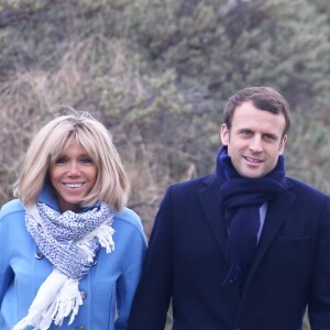 Emmanuel Macron (candidat à l'élection présidentielle du mouvement "En Marche !") et sa femme Brigitte Macron (Trogneux) se promènent au Touquet la veille du premier tour des élections présidentielles le 22 avril 2017. © Dominique Jacovides - Sébastien Valiela/Bestimage