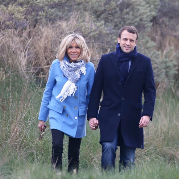 Emmanuel Macron (candidat à l'élection présidentielle du mouvement "En Marche !") et sa femme Brigitte Macron (Trogneux) se promènent au Touquet la veille du premier tour des élections présidentielles le 22 avril 2017. © Dominique Jacovides - Sébastien Valiela/Bestimage