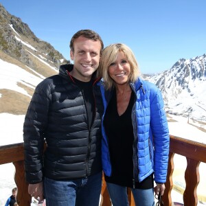 Emmanuel Macron, candidat à l'élection présidentielle pour son mouvement "En Marche!" et sa femme Brigitte Macron (Trogneux) dans la station de ski Grand Tourmalet (La Mongie / Barèges), France, le 12 avril 2017.© Dominique Jacovides/Bestimage