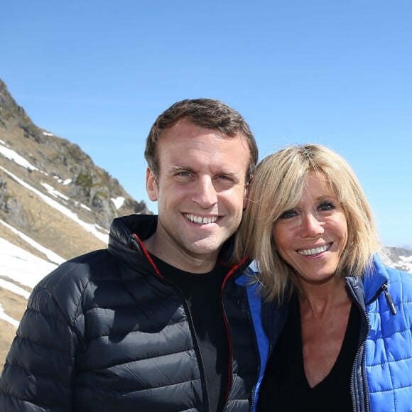 Emmanuel Macron, candidat à l'élection présidentielle pour son mouvement "En Marche!" et sa femme Brigitte Macron (Trogneux) dans la station de ski Grand Tourmalet (La Mongie / Barèges), France, le 12 avril 2017.© Dominique Jacovides/Bestimage