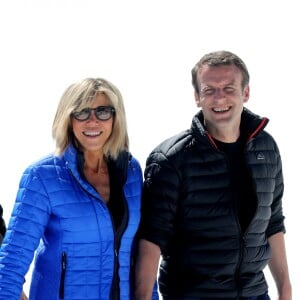 Emmanuel Macron, candidat à l'élection présidentielle pour son mouvement "En Marche!" et sa femme Brigitte Macron (Trogneux) dans la station de ski Grand Tourmalet (La Mongie / Barèges), France, le 12 avril 2017. © Dominique Jacovides/Bestimage7 - Grand Tourmalet