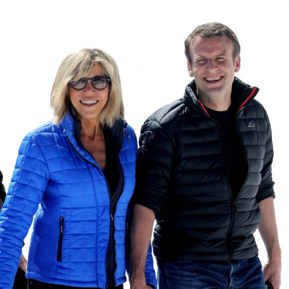 Emmanuel Macron, candidat à l'élection présidentielle pour son mouvement "En Marche!" et sa femme Brigitte Macron (Trogneux) dans la station de ski Grand Tourmalet (La Mongie / Barèges), France, le 12 avril 2017. © Dominique Jacovides/Bestimage7 - Grand Tourmalet