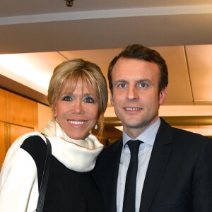 Emmanuel Macron (candidat du mouvement ''En marche !'' à l'élection présidentielle 2017) avec sa femme Brigitte (Trogneux) au 32ème dîner annuel du Conseil représentatif des institutions juives de France (Crif) à l'hôtel Pullman Paris Montparnasse à Paris, le 22 février 2017. © Erez Lichtfeld/Bestimage