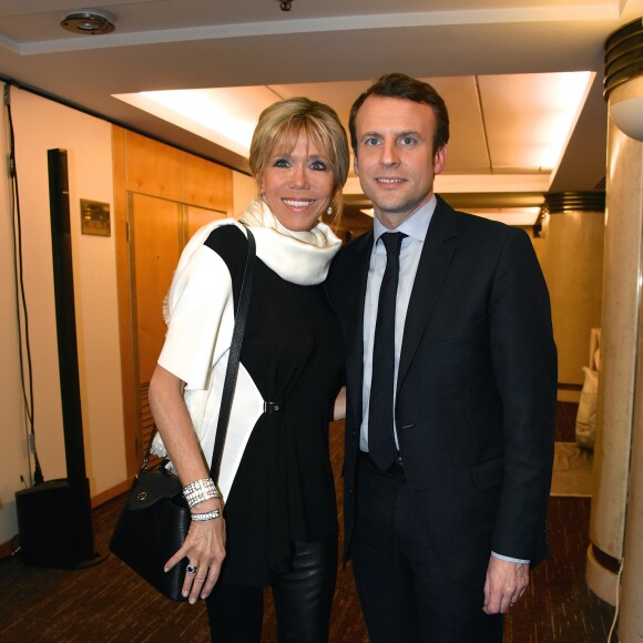 Emmanuel Macron (candidat du mouvement ''En marche !'' à l'élection présidentielle 2017) avec sa femme Brigitte (Trogneux) au 32ème dîner annuel du Conseil représentatif des institutions juives de France (Crif) à l'hôtel Pullman Paris Montparnasse à Paris, le 22 février 2017. © Erez Lichtfeld/Bestimage