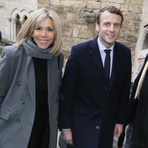 Emmanuel Macron, leader du mouvement " En Marche ", candidat à l'élection présidentielle et sa femme Brigitte visitent la citadelle fortifiée de Rocamadour et son église prise dans la roche le 24 février 2017 © Patrick Bernard / Bestimage