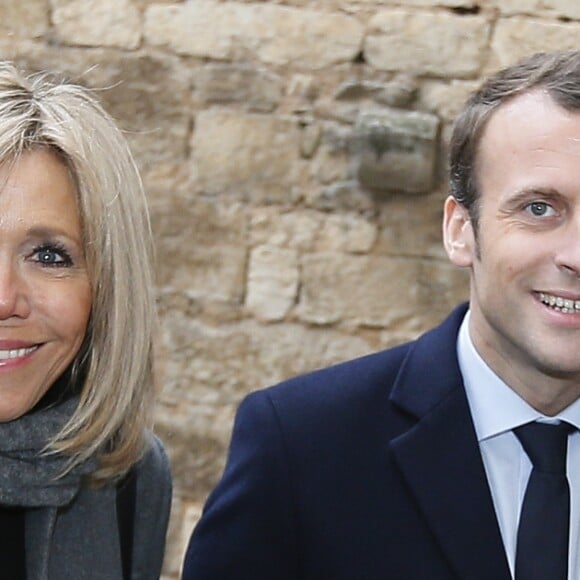 Emmanuel Macron, leader du mouvement " En Marche ", candidat à l'élection présidentielle et sa femme Brigitte visitent la citadelle fortifiée de Rocamadour et son église prise dans la roche le 24 février 2017 © Patrick Bernard / Bestimage