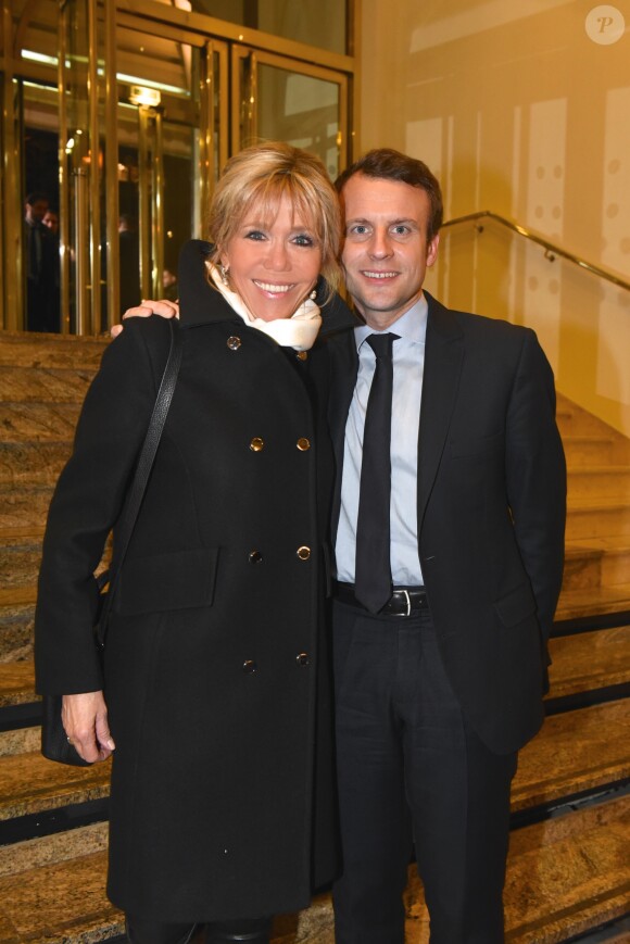 Emmanuel Macron (candidat du mouvement ''En marche !'' à l'élection présidentielle 2017) avec sa femme Brigitte (Trogneux) au 32ème dîner annuel du Conseil représentatif des institutions juives de France (Crif) à l'hôtel Pullman Paris Montparnasse à Paris, le 22 février 2017. © Erez Lichtfeld/Bestimage