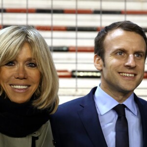 Emmanuel Macron et sa femme Brigitte Macron (Trogneux) Emmanuel Macron et sa femme Brigitte Macron (Trogneux) assistent au match du Top 14 Toulon - Lyon OU au stade Mayol à Toulon, le 18 février 2017. © Dominique Jacovides/Bestimage