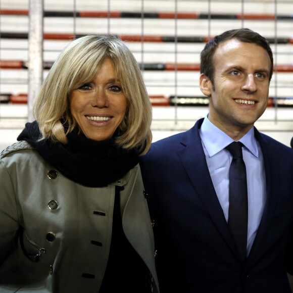 Emmanuel Macron et sa femme Brigitte Macron (Trogneux) Emmanuel Macron et sa femme Brigitte Macron (Trogneux) assistent au match du Top 14 Toulon - Lyon OU au stade Mayol à Toulon, le 18 février 2017. © Dominique Jacovides/Bestimage