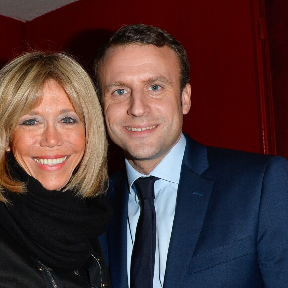 Exclusif - Emmanuel Macron et sa femme Brigitte (Brigitte Trogneux) - Représentation de la pièce "Pleins Feux" au théâtre Hébertot à Paris le 2 février 2017. © Coadic Guirec/Bestimage