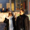Semi-Exclusif  - Emmanuel Macron et sa femme Brigitte Macron (Trogneux) se promènent sur les docks de Lisbonne, le 25 décembre 2016.