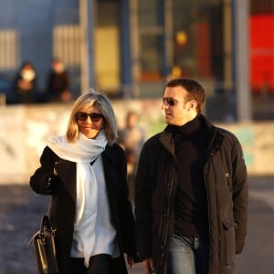 Semi-Exclusif  - Emmanuel Macron et sa femme Brigitte Macron (Trogneux) se promènent sur les docks de Lisbonne, le 25 décembre 2016.