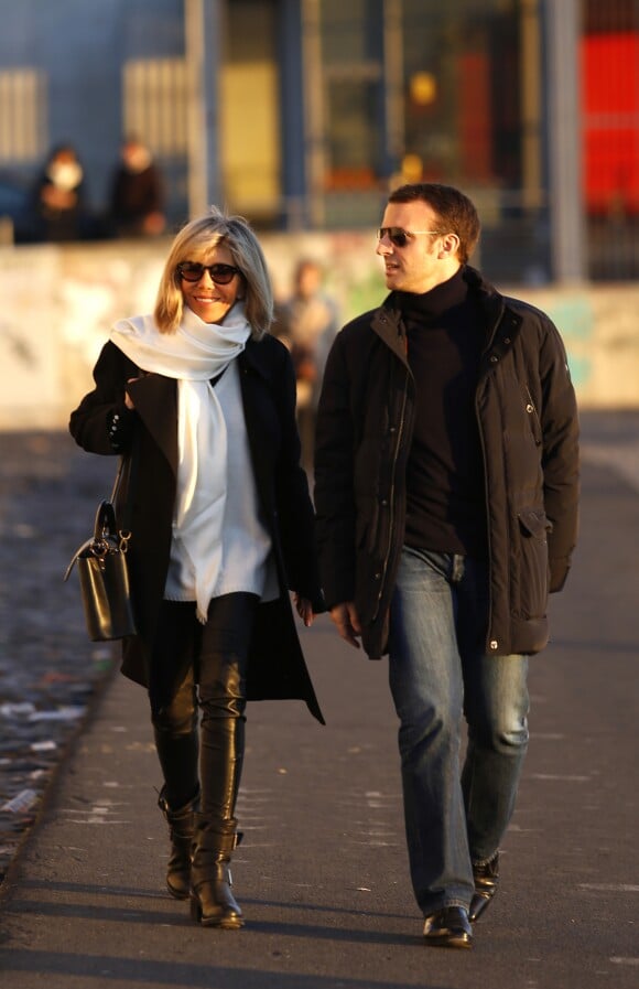 Semi-Exclusif  - Emmanuel Macron et sa femme Brigitte Macron (Trogneux) se promènent sur les docks de Lisbonne, le 25 décembre 2016.
