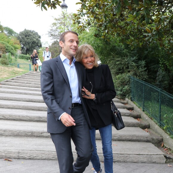 Emmanuel Macron et sa femme Brigitte Trogneux quittent la Maison de la Radio et vont déjeuner à Montmartre le 4 septembre 2016.