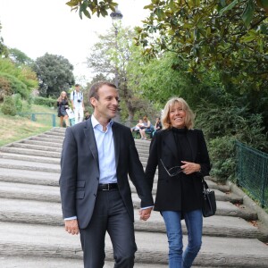 Emmanuel Macron et sa femme Brigitte Trogneux quittent la Maison de la Radio et vont déjeuner à Montmartre le 4 septembre 2016.