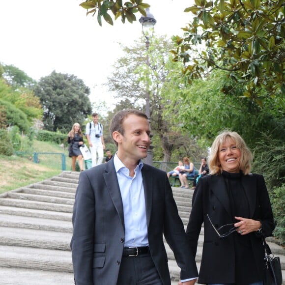 Emmanuel Macron et sa femme Brigitte Trogneux quittent la Maison de la Radio et vont déjeuner à Montmartre le 4 septembre 2016.