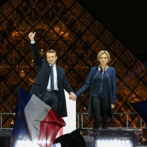 Emmanuel Macron, élu président de la république, et sa femme Brigitte Macron (Trogneux), saluent les militants devant la pyramide au musée du Louvre à Paris, après sa victoire lors du deuxième tour de l'élection présidentielle. Le 7 mai 2017.