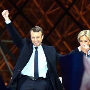 Emmanuel Macron et sa femme Brigitte (Trogneux) - Le président-élu, Emmanuel Macron, prononce son discours devant la pyramide au musée du Louvre à Paris, après sa victoire lors du deuxième tour de l'élection présidentielle le 7 mai 2017.