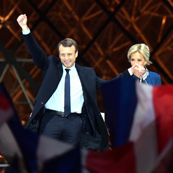 Emmanuel Macron et sa femme Brigitte (Trogneux) - Le président-élu, Emmanuel Macron, prononce son discours devant la pyramide au musée du Louvre à Paris, après sa victoire lors du deuxième tour de l'élection présidentielle le 7 mai 2017.