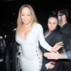 Mariah Carey arrive toute souriante au restaurant Tao à Hollywood, Los Angeles, le 5 mai 2017. Elle porte une robe très près du corps et courte.