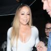 Mariah Carey arrive toute souriante au restaurant Tao à Hollywood, Los Angeles, le 5 mai 2017. Elle porte une robe très près du corps et courte