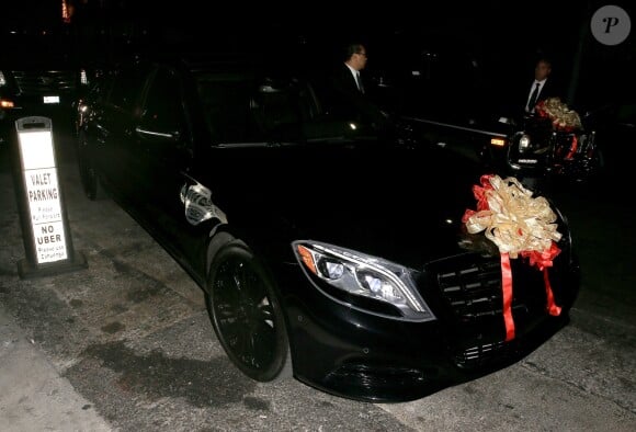 Mariah Carey découvre son cadeau une Mercedes Maybach avec un joli noeud en sortant du restaurant Tao à Los Angeles, le 5 mai 2017.