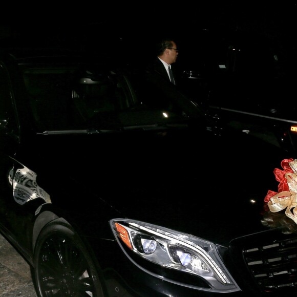 Mariah Carey découvre son cadeau une Mercedes Maybach avec un joli noeud en sortant du restaurant Tao à Los Angeles, le 5 mai 2017.