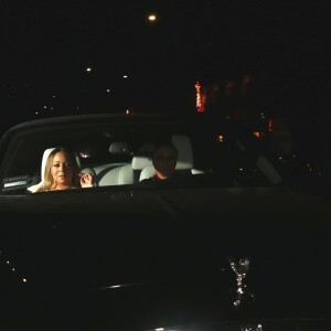 Mariah Carey arrive au restaurant Tao pour fêter l'anniversaire d’un ami à Los Angeles. Mariah très généreuse offre 2 magnifiques voitures en cadeau d’anniversaire! Le 4 mai 2017 © CPA/Bestimage