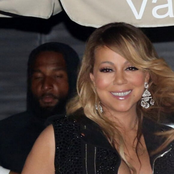 Mariah Carey attend sa voiture devant le Nobu à Malibu le 23 avril 2017. © CPA/Bestimage