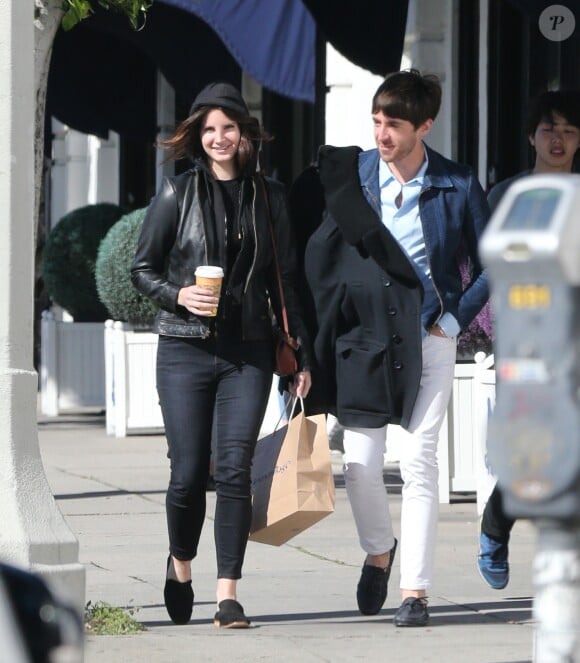 Exclusif - Lana Del Rey discute et plaisante avec un ami dans les rues de Hollywood, le 5 mars 2017