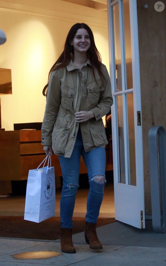 Exclusif - Lana Del Rey fait du shopping dans le quartier de Melrose à Los Angeles le 6 février 2017