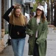 Lana Del Rey se promène avec une amie dans les rues de Sherman Oaks. Le 23 janvier 2017