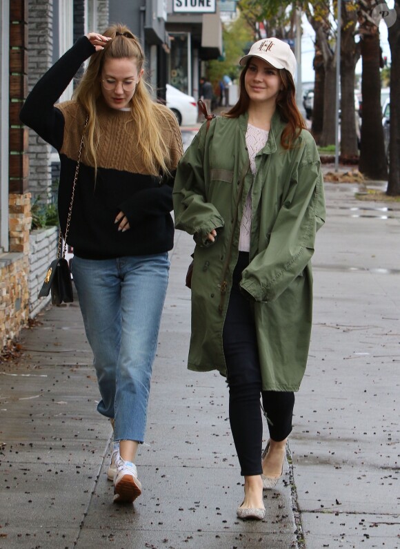 Lana Del Rey se promène avec une amie dans les rues de Sherman Oaks. Le 23 janvier 2017
