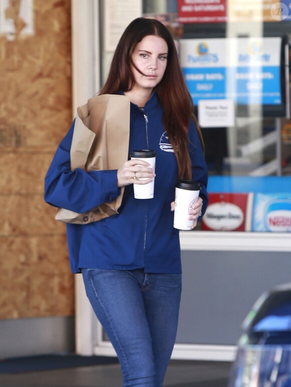 Exclusif - Lana Del Rey s'arrête pour prendre des cafés et un encas à emporter dans une station service de Beverly Hills à Los Angeles, Californie, Etats-Unis, le 19 décembre 2016.