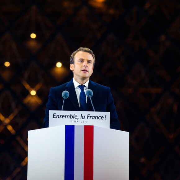 Emmanuel Macron, élu président de la république, salue ses militants devant la pyramide au musée du Louvre à Paris, après sa victoire lors du deuxième tour de l'élection présidentielle. Le 7 mai 2017.