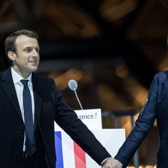 Emmanuel Macron avec sa femme Brigitte Macron (Trogneux) - Le président-élu, Emmanuel Macron, prononce son discours devant la pyramide au musée du Louvre à Paris, après sa victoire lors du deuxième tour de l'élection présidentielle le 7 mai 2017. © Cyril Moreau / Bestimage