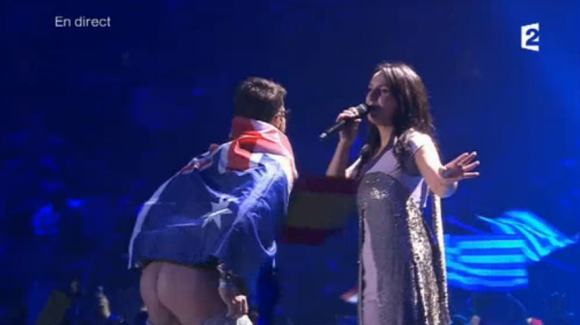 Un homme se déshabille sur la scène de l'Eurovision 2017. Le 13 mai 2017.