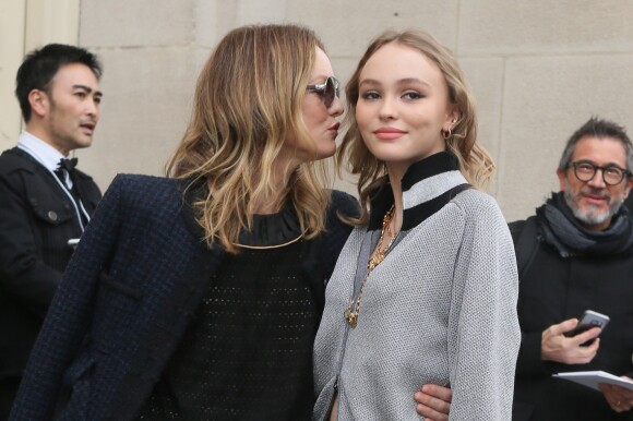 Vanessa Paradis et sa fille Lily-Rose Depp - Arrivées au défilé de mode prêt-à-porter automne-hiver 2017/2018 "Chanel" au Grand Palais à Paris. Le 7 mars 2017 © CVS-Veeren / Bestimage