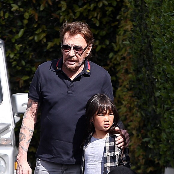 Johnny Hallyday avec sa femme Laeticia, leurs enfants Jade et Joy, Eliette (la grand-mère de Laeticia), Françoise Thibaud (la mère de Laeticia) avec son compagnon Pierre et leurs amis, vont déjeuner au restaurant "Cecconi's" à West Hollywood, pour célébrer leur anniversaire de mariage. A l'arrivée au restaurant Johnny est reparti avec le beau-père de Laeticia, Pierre, pour faire un peu de shopping, puis est revenu peu de temps après avec un grand sac en bandoulière. Après le déjeuner, Johnny, Laeticia et leurs filles sont allés dans un magasin de meubles (Restauration Hardware) sur Melrose. Johnny est ensuite ressorti sur le trottoir, accompagné de ses deux filles pour examiner un tissu à la lumière du jour. Sur le chemin du retour, Laeticia s'est arrêtée avec ses filles pour acheter des smoothies chez « Urth Caffee ». Los Angeles, le 25 mars 2017. Merci de flouter le visage des enfants avant publication  Johnny Hallyday with his wife Laeticia, their children Jade and Joy, Laeticia's grand-mother Eliette, Laeticia's mother Françoise Thibaud with her boyfriend Pierre and friends, are lunching at "Cecconi's" restaurant in West Hollywood to celebrate their wedding birthday. After a while, Johnny left with Laeticia's step-father Pierre, to do some shopping and came back with a big bag on his shoulder. After the lunch, Johnny with his wife Laeticia and their daughters, went to a furniture shop called "Restauration Hardware" on Melrose. Johnny came out of the shop with his daughters in order to clearly see a tissue on daylight. On their way back home, Laeticia stopped with her daughters to buy some smoothies at « Ruth Caffee ». Los Angeles, March 25th, 2017.25/03/2017 - Los Angeles