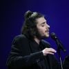 Salvador Sobral chante 'Amor Pelos Dois' sur la scène de l'Eurovision, le 13 mai 2017, à Kiev.