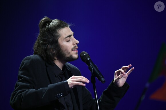 Salvador Sobral chante 'Amor Pelos Dois' sur la scène de l'Eurovision, le 13 mai 2017, à Kiev.